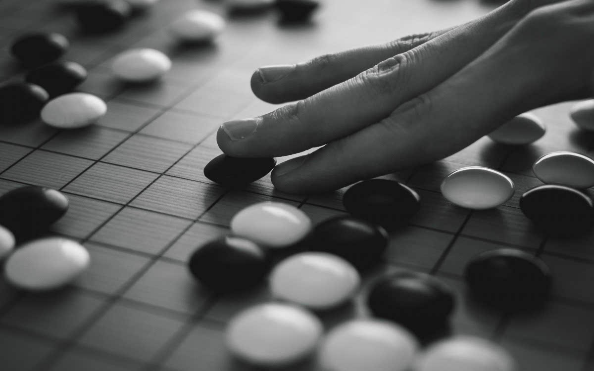 围棋游戏规则-围棋对战：传统与人工智能，谁才是真正的棋王？